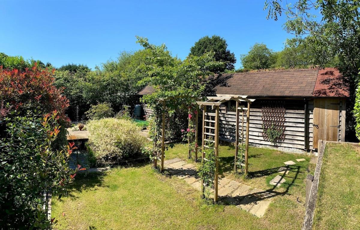 The Tool Shed Nestled In Idyllic Countryside Villa Linchmere Exterior photo