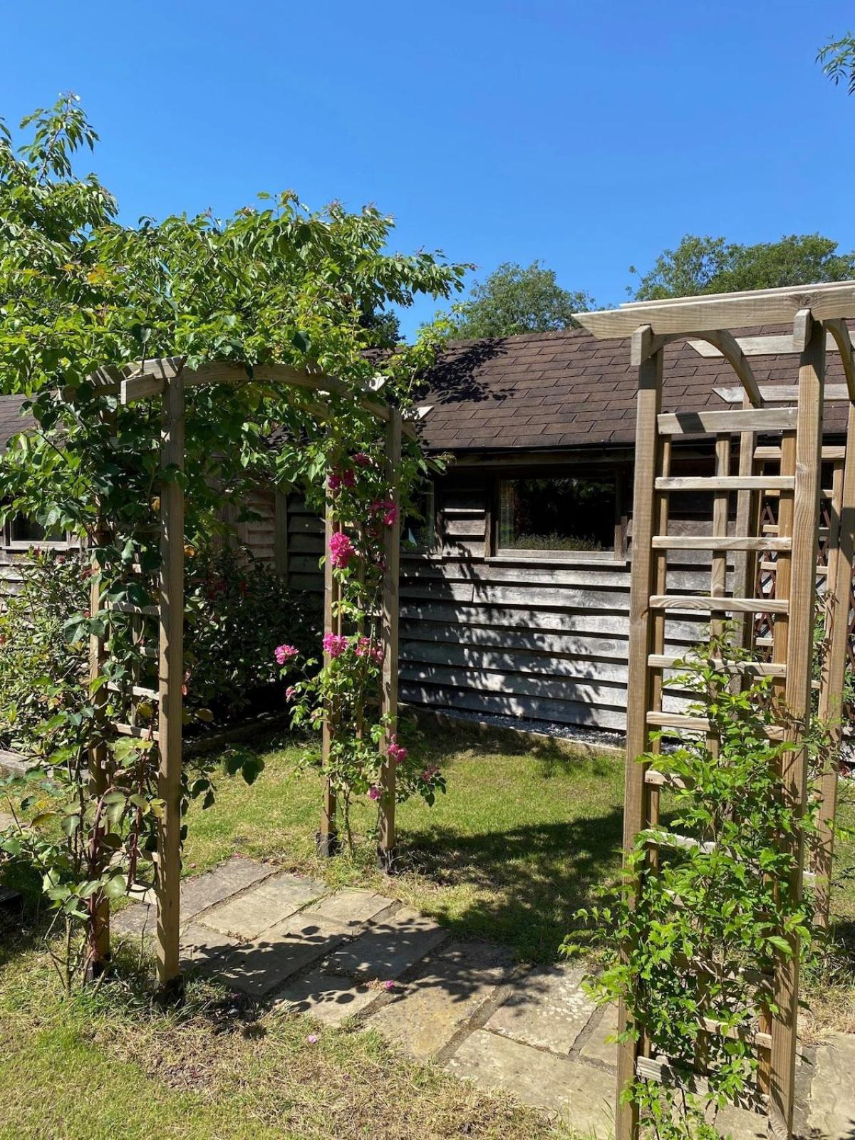 The Tool Shed Nestled In Idyllic Countryside Villa Linchmere Exterior photo